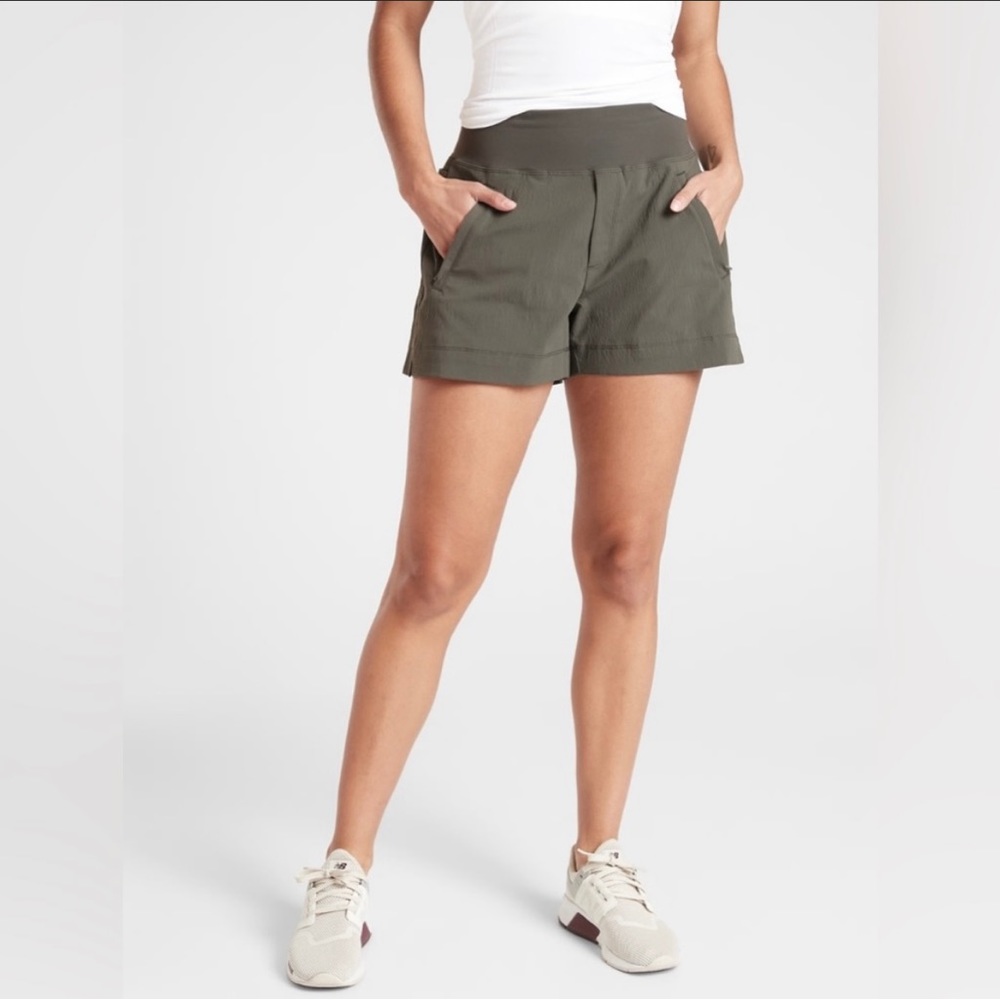 Athleta Trekkie North Short olive green sz 8